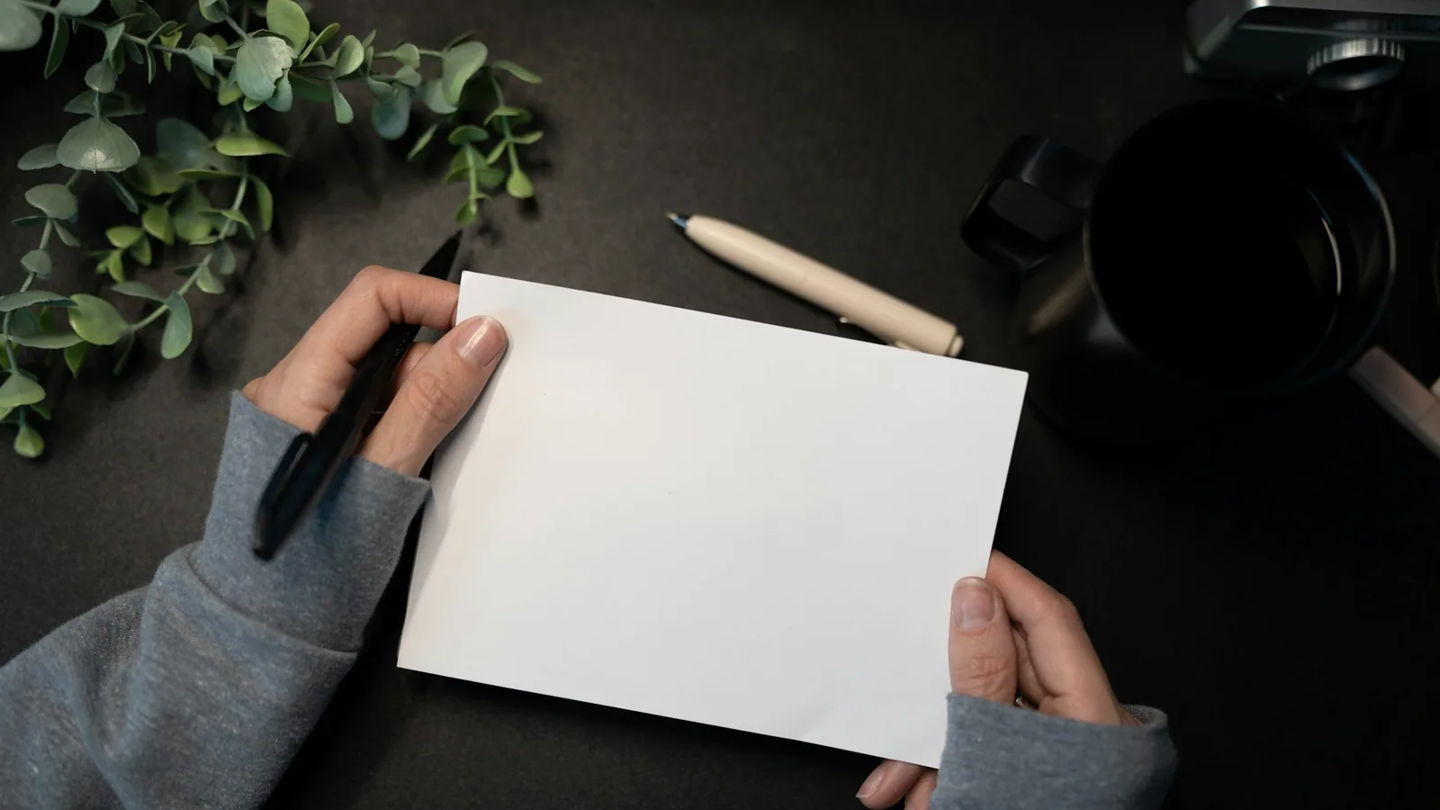 願いを言葉にするための白いカードと筆記具